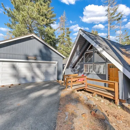 4BR Tahoe Cabin w/ Hot Tub, BBQ & Ping Pong Next to Lake & Paige Meadows Trails
