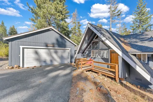 4BR Tahoe Cabin w/ Hot Tub, BBQ & Ping Pong Next to Lake & Paige Meadows Trails