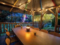Private log cabin nestled at the base of a secluded wooded area Hotels in Highland