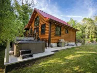 Private log cabin nestled at the base of a secluded wooded area Hotels in Highland