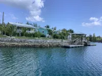 Charming New Blue Studio on water with dock, WiFi & AC in fun time Freeport