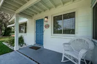 Charming bungalow minutes away from the BEACH, local restaurants & shops. - Bungalows