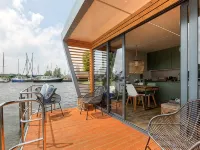 Houseboat Skoft with beautiful view over the water and on village Grou. Hotels in Grouw