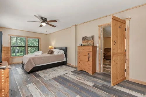 The Rustic Minnow: Walk to Lake, Enjoy Outdoor Amenities and Stunning Landscape - 3-Star