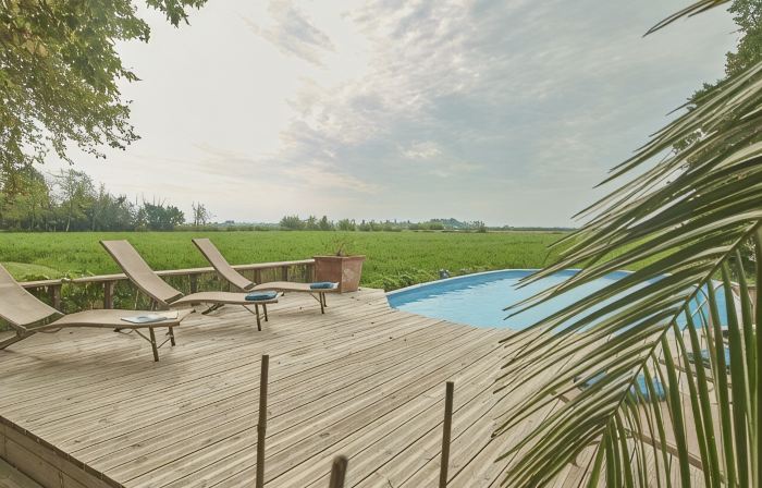 La Maison des Vendangeurs , Gîte with swimming pool and bicycles