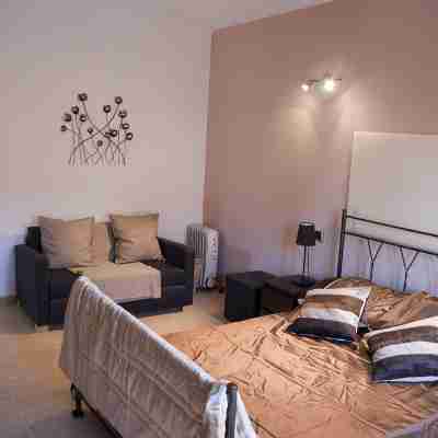 4 Bed Villa in Town, 10m Pool, Kid Slide, Pool Fence, BBQ, Outdoor Lounges Rooms
