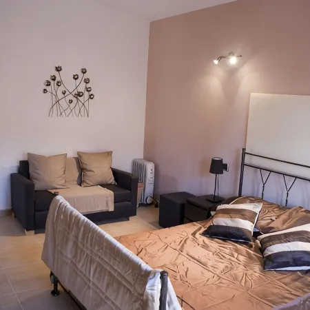 4 Bed Villa in Town, 10m Pool, Kid Slide, Pool Fence, BBQ, Outdoor Lounges