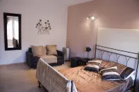 4 Bed Villa in Town, 10m Pool, Kid Slide, Pool Fence, BBQ, Outdoor Lounges - Villas