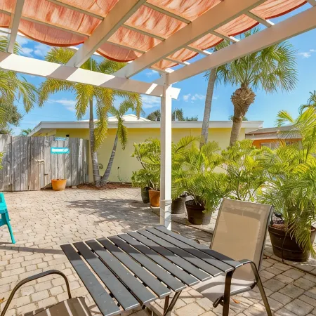 The Dolphin Den- Blocks to the Beach and River~Kayaks and Bikes provided!