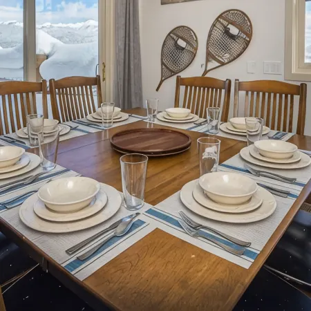 Cozy Saddle Ridge Townhome, walk/ski to Iron Horse & Pony Express Lifts!