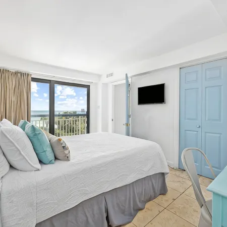 Stylish Oceanfront Condo - Huge Balcony - 3 Pools, Lazy River, and Hot Tub