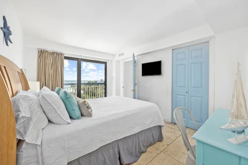Stylish Oceanfront Condo - Huge Balcony - 3 Pools, Lazy River, and Hot Tub - Private Pools