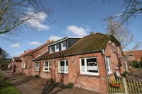 Vacation apartment "Leuchtturm" with large garden in the heart of Pilsum - Homestays
