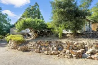 Julian Cafe Couples Cottage - Breakfast Included at The Julian Cafe & Bakery!