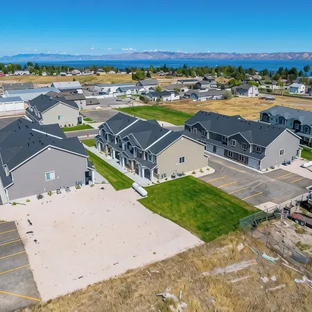Bear Lake family friendly town home with kayak/paddle board/WIFI/King bed