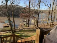 Lake Front Home. 3 Large Living Spaces. Screened Porches. Pet Friendly.