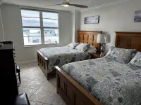 Luxury Beachfront Condo • 2 Parking • Fast WiFi • Walk to Dining & Shops - Jacuzzi