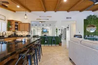 Lakefront Resort Villa - Heated Infinity Pool & 8-Seat Spa - Kayaks - 4BR