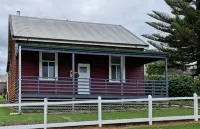 Heritage Timber Cottage - close to shops & amenities