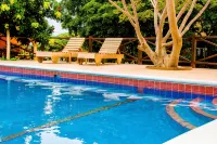 Zero minutes to the most prestigous cove in the area - Pools