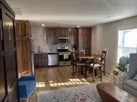 The Benton - Warmly decorated, cozy apartment in downtown Bentonville - Holiday Apartments