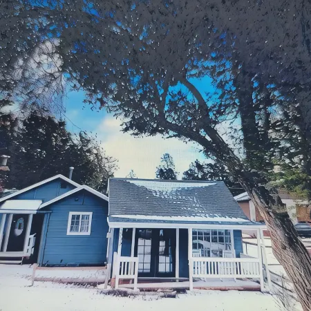 BBZ Bunkhouse - Cozy and Close to Town; Yet Secluded In The Great Outdoors!