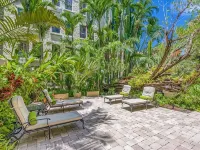 Heart of Palm Beach - free parking included, security safe, next to Breakers - Homestays