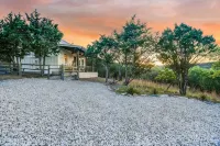 Charming Hill Country Cabin on 6 private acres - Feriehus