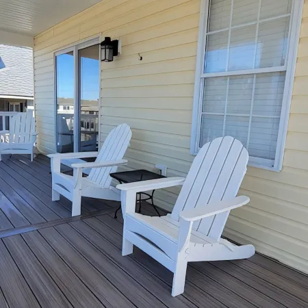 Pet Friendly Home with Private Tiki Bar - 3-minute drive to the beach!