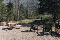 A Delightful A-Frame on 20-Acres with Hiking Trails, Hot Tub, Wifi, and More - 4 tähden