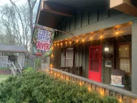 Cozy Cabin with river frontage yards from river launch for kayaking or fishing. Hotele w: Sharp County