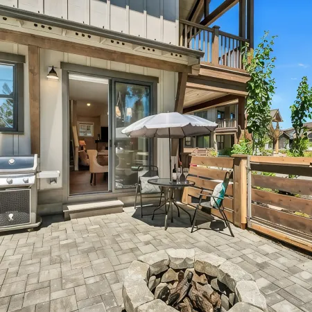 Minutes to Deschutes River Trail with Hot Tub & Fire Pit!
