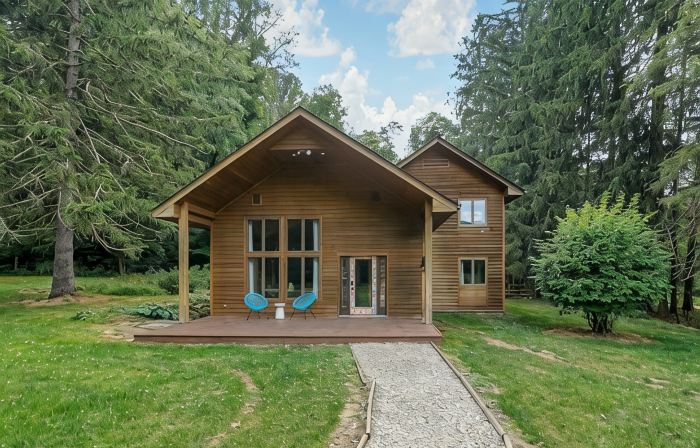 Cabin with private pickleball court and tons of FUN, caves close!!