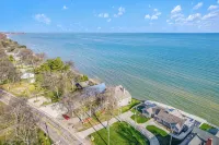Lakefront Lux Home, Min to Downtown, Scenic View