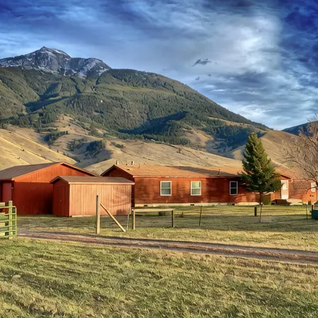 Summer & Winter Paradise, Stunning Mountain Views & Close To Yellowstone Park!