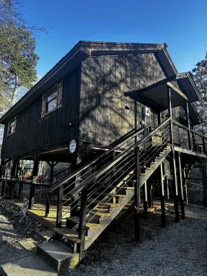 Creek-side getaway, big deck, easy access to the city while being off the grid! - 3성급