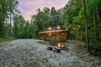 Spacious Secluded Cabin on 100 Acres Near Red River Gorge - Hytter