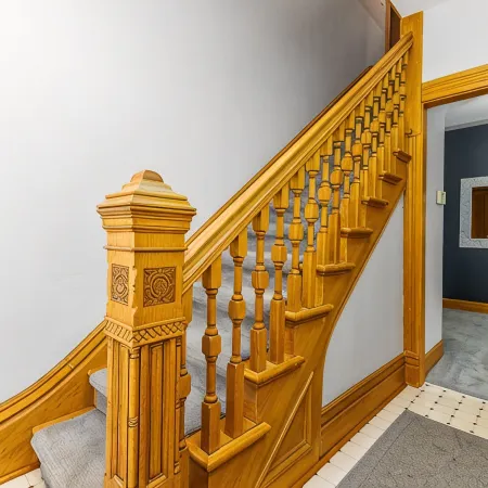 The Dubuque House - Historic Downtown Location