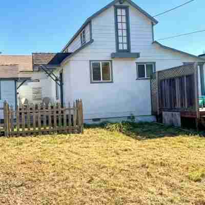 Cambria Cute Cottage with Private Deck Hotel Exterior