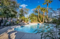 Modern Vegas Hot Tub Retreat • Pet Friendly • Near Strip • 10% Off January - วิลล่า
