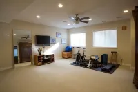 Front Door Access to Running & Biking Trails; Short Drive to Downtown and Campus - 홈스테이