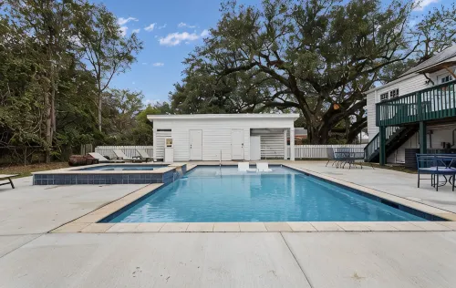 JD’s Zebras - Redesigned Historic School Guesthouse, Old BSL, Steps to Beach - 4-Star