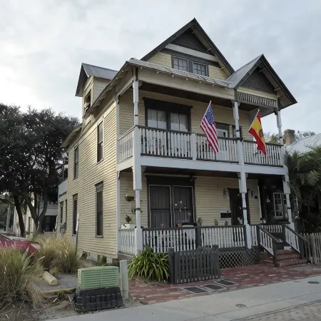 Downtown Hideaway, studio accommodations, in the heart of the Historic District
