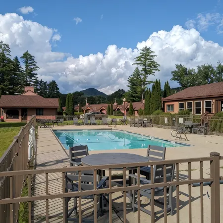 Chalet-styled condo in the heart of the White Mountains; pool / hottub / golfing