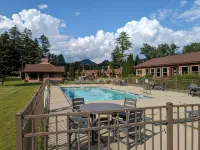 Chalet-styled condo in the heart of the White Mountains; pool / hottub / golfing - 民泊