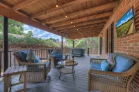 Alcove: Steps to Main St-High End Home w/Hot-Tub! - 4 stjerner