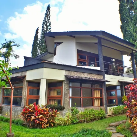 Villa 4-Br Klub Bunga No. 8 Batu Malang