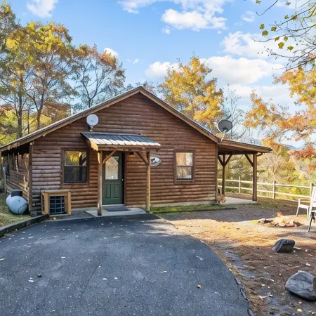 Beautiful Mountain Views with Covered Porch & Outdoor Fire Ring!