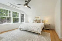New! Coastal Beach House, Steps to Cape Neddick Beach with 4Br+Sleeps 9! - 4-Star