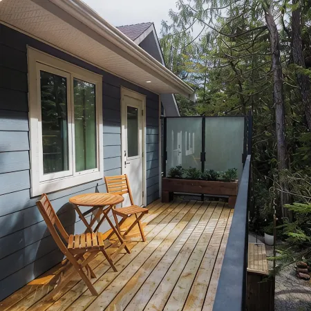 Bright & spacious 1 bedroom suite by the beach!